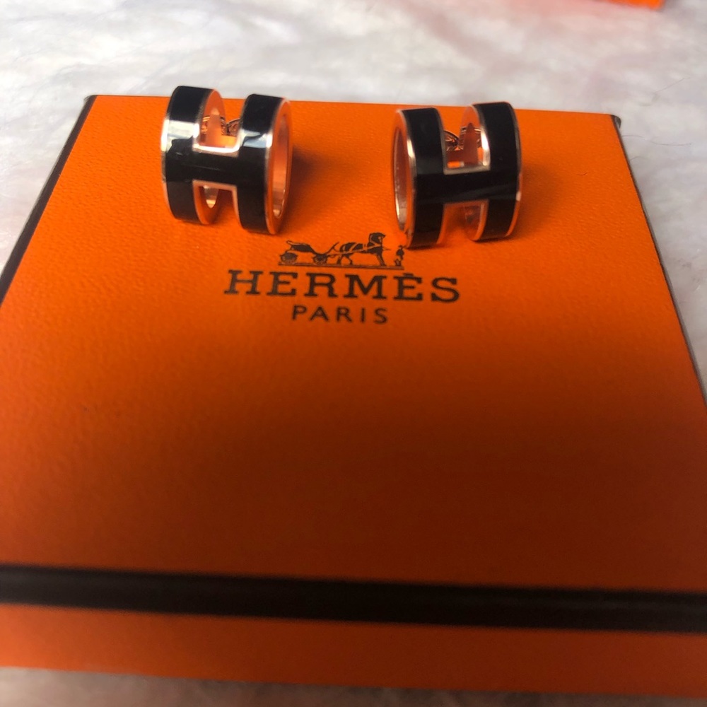 Pop H lead-free lacquered rose gold plated Hermes earrings - black reg size